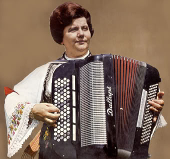 Radojka Živković y su acordeón, tras una sesión de peluquería