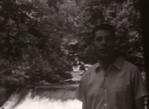 Clip promocional con río de fondo