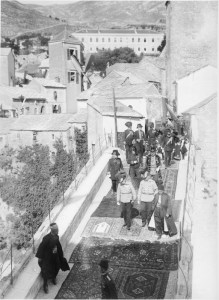 Komadina, el Káiser y el Stari Most enmoquetado.